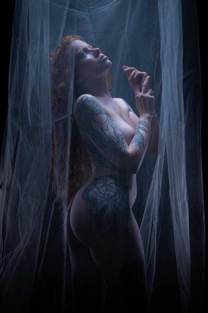 Aus dem shooting mit der einmaligen lilium_noctum 😉

#gotzisphotography 
#nude 
#inked
#inkedlady 
#inkedbeauty