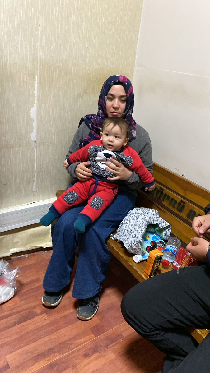 Bank Asya'ya para yatırmak,bir derneğe üye olma gibi fiillerin karşılığında ceza alınan, hukuksuzluktan kaçmak için ülkeden bebeğinle birlikte ayrılmak isterken cezaevine atıldığın ülke Türkiye'dir!

Büşra Çankaya 
9 aylık bebekleri BERA
ve eşi Yasin Çankaya Edirne'de tutuklandı!