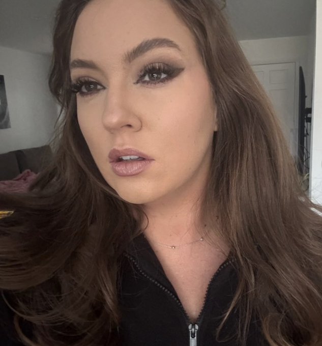 Watch Maddy O'Reilly's leaked NSFW photo on TwXstars