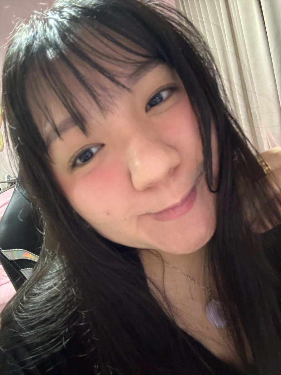 CloverInSummer's tweet image. *adds another selfie to my dumping journal*