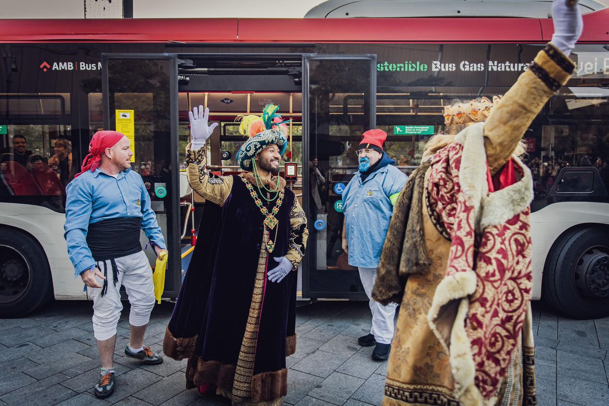 Els Reis d’Orient han arribat al Prat, ben còmodes i puntuals, en un bus de la línia X2. Els ha deixat a la parada de la Plaça Catalunya, on han rebut la clau de la ciutat per poder entrar a totes les cases i després iniciar la cavalcada. #ElPrat 

Bona Nit de Reis!