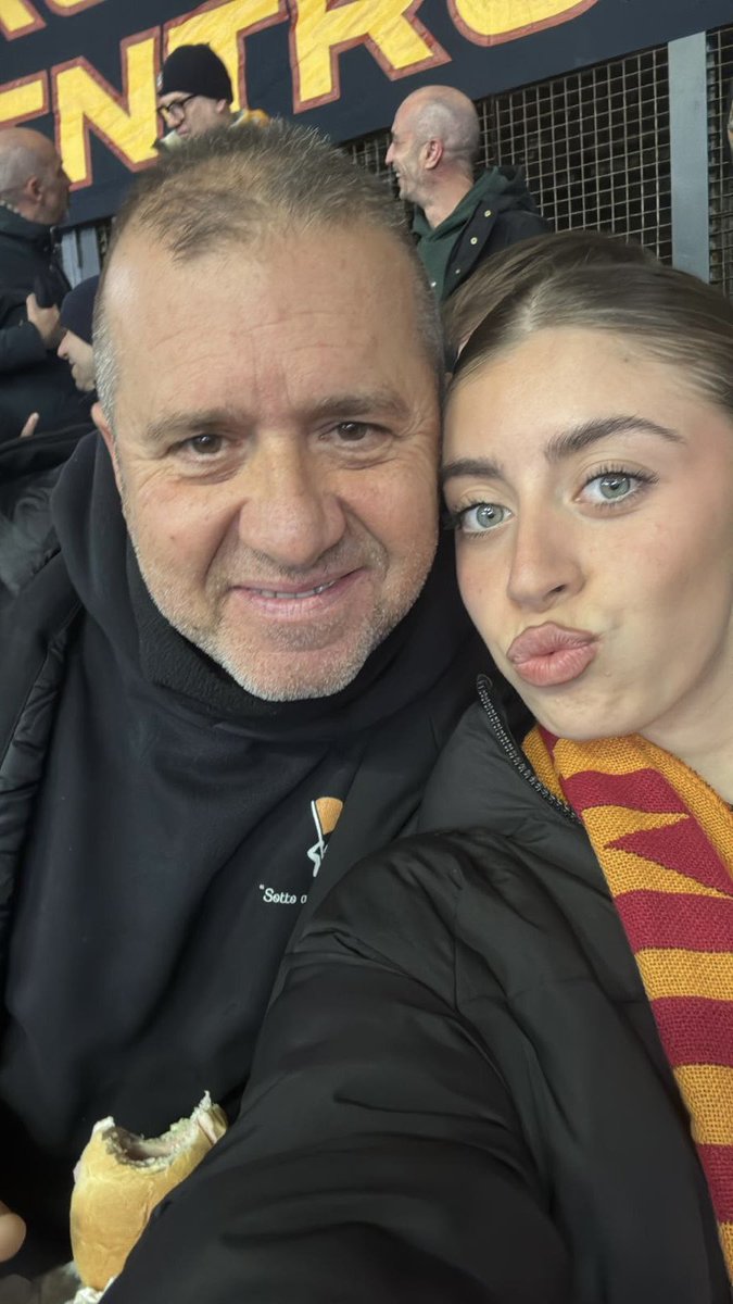CristinaDiAngel's tweet photo. Stendardo c’è!!!🔥
Curva Sud Roma 💛❤️
#simonesperduti
#tifosoranista
#sempreconnoi
#derbyromalazio
#AsRoma https://t.co/TJuEsHle6L