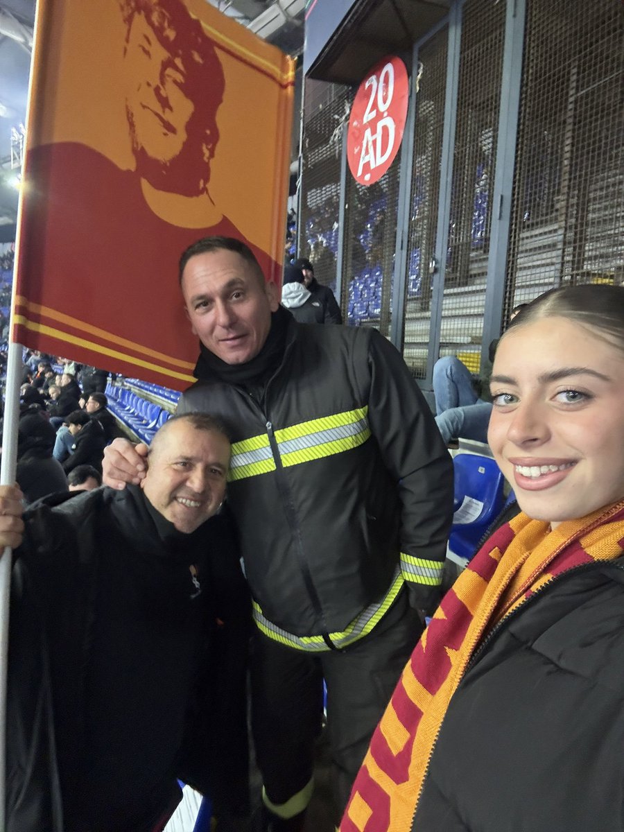 CristinaDiAngel's tweet photo. Stendardo c’è!!!🔥
Curva Sud Roma 💛❤️
#simonesperduti
#tifosoranista
#sempreconnoi
#derbyromalazio
#AsRoma https://t.co/TJuEsHle6L