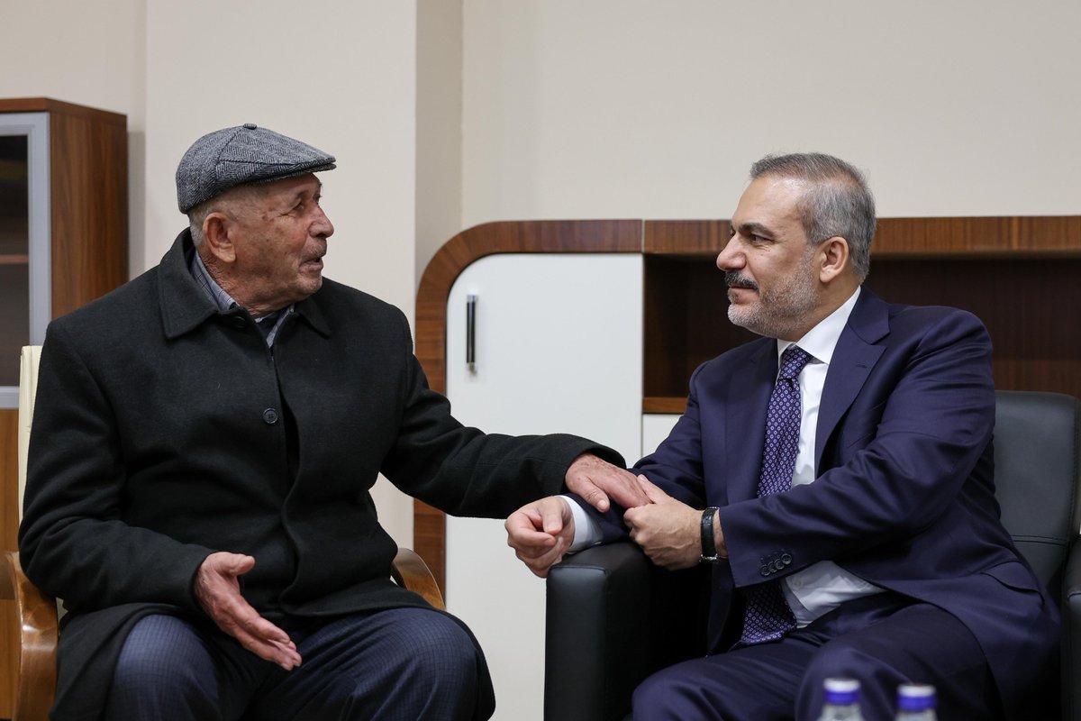 Bugün, 15 Temmuz darbe girişiminde ihanet şebekesine geçit vermeyen kahramanımız Ömer Halisdemir’in kabrini, şehidimizin kıymetli babası Hasan Hüseyin amcamızla birlikte ziyaret ettik. 

Rabbim, vatan uğruna canlarını feda eden yiğitlerimizin şehadetlerini kabul etsin.