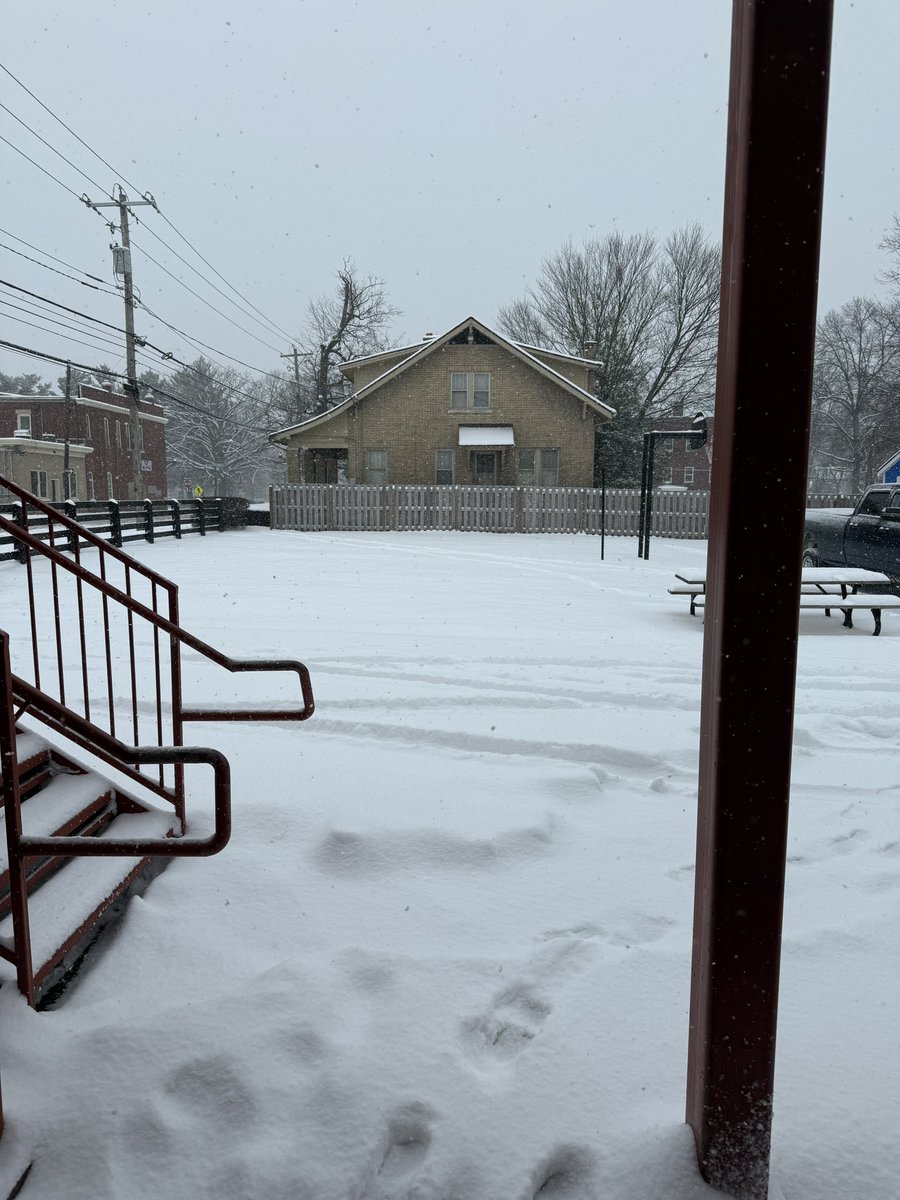 Bridinni's tweet photo. Downtown Lexington KY, 5-6 inches on the ground and still snowing. @ryanhallyall https://t.co/3AdRzv728k
