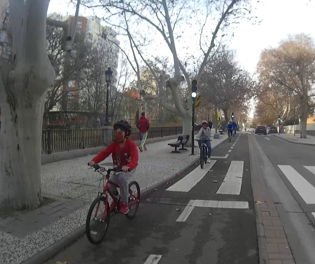 Es muy sencillo de entender: para que cualquier persona, sea cual sea su sexo, su edad, su condición física..., se desplace por la ciudad de la forma más limpia, divertida, sana y sostenible, hay un requisito imprescindible, una infraestructura ciclista segura y práctica.