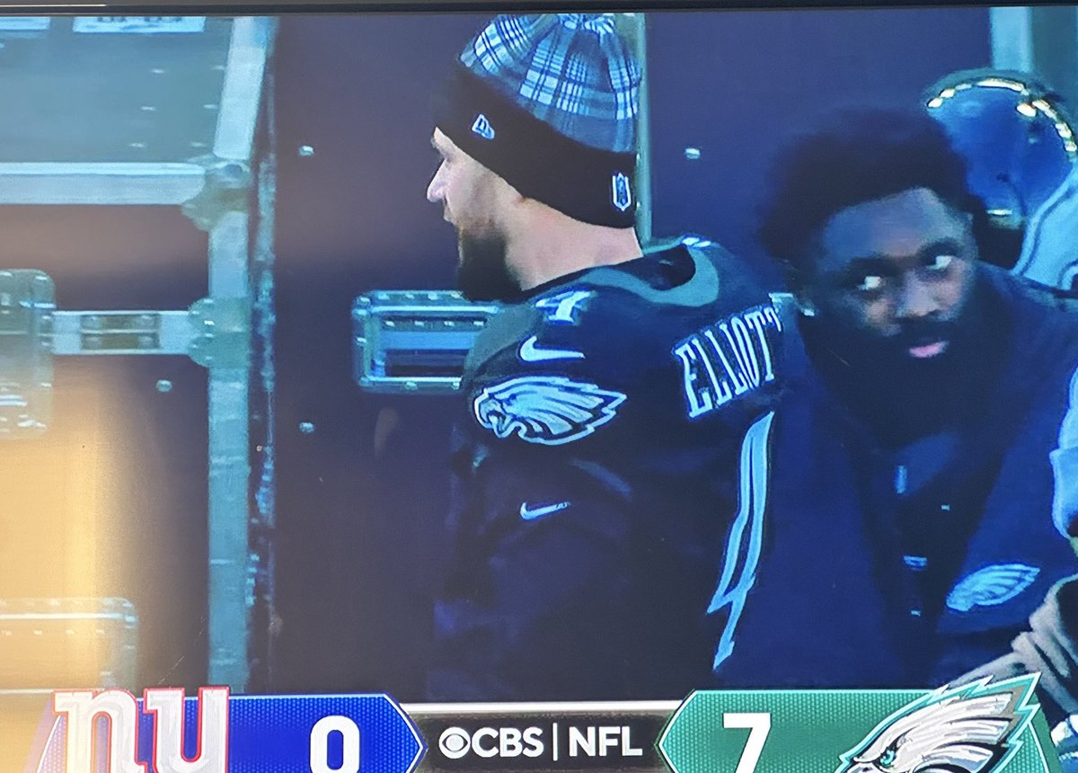 Josh Sweat (<a href="/SweatyJ_9/">Josh Sweat</a>) looking at Jake Elliott 👀