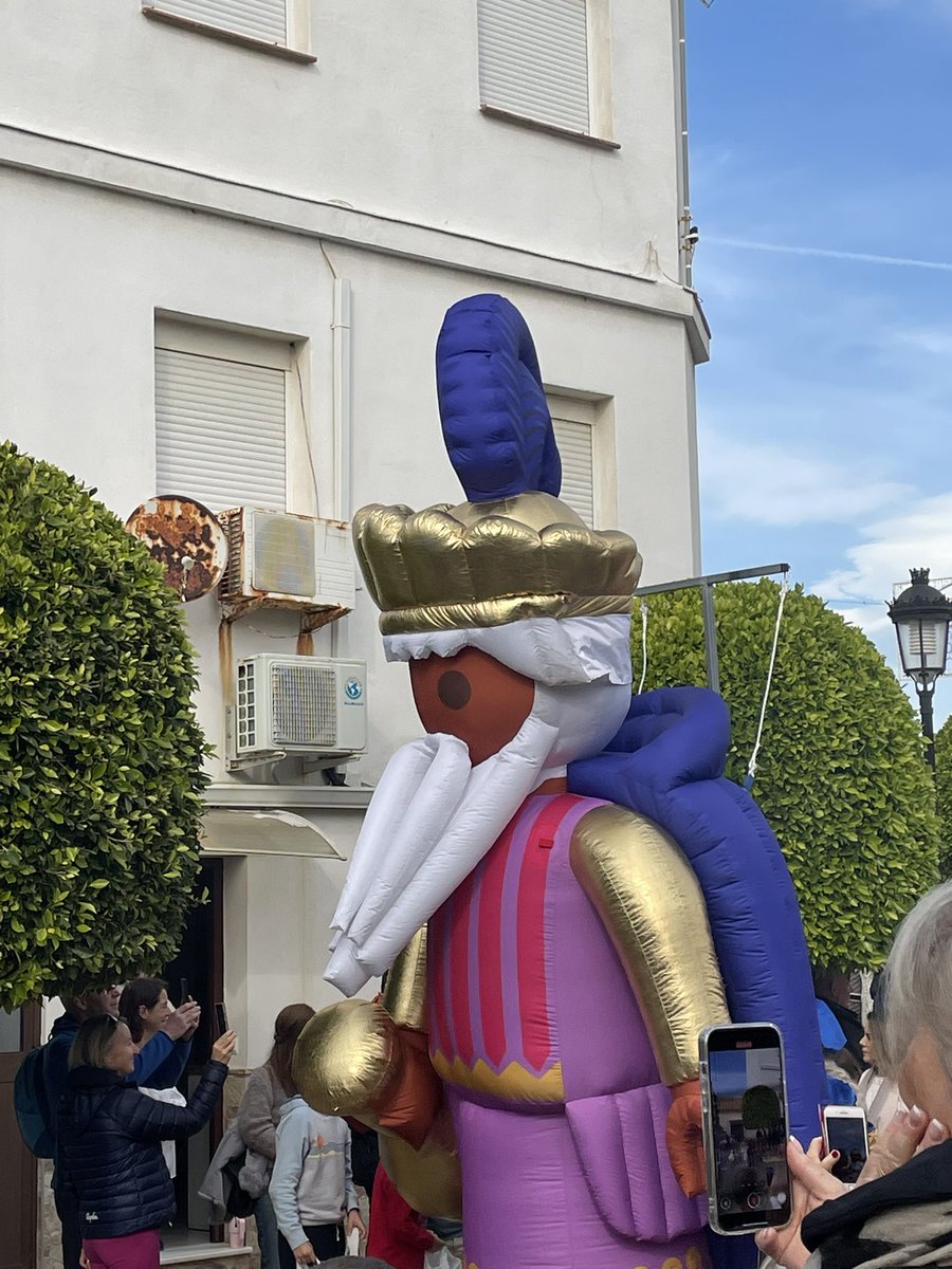 Edwards18John's tweet photo. Three Kings parade in Castillo, the children were so excited. Sweets everywhere. https://t.co/pogwY64h69