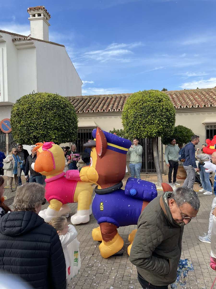 Edwards18John's tweet photo. Three Kings parade in Castillo, the children were so excited. Sweets everywhere. https://t.co/pogwY64h69