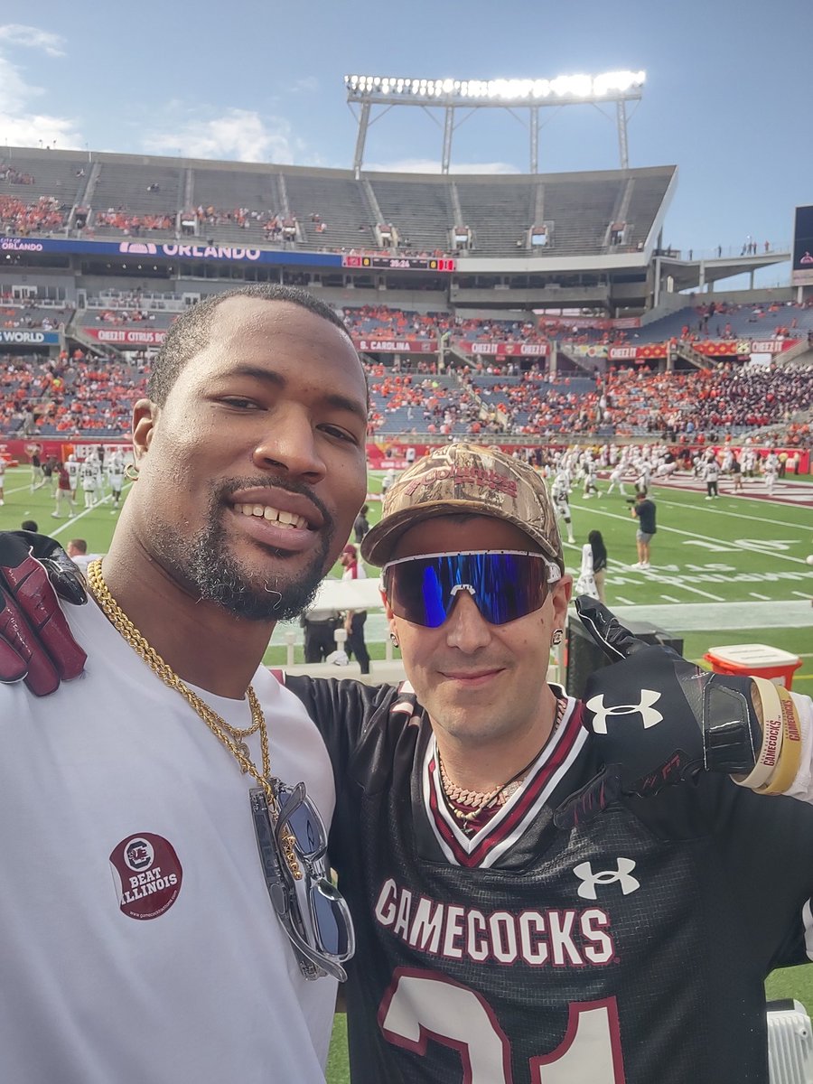 TSharkgang's tweet photo. It was extremely nice of "Busta Anderson" to notice me down on the 1st row with my flag GOING OFF before the Bowl Game & 4 him to come all the way down & give me a huge hug!

It's Been A Decade Since I've Seen Him & He Still Remembered Your Local Neighborhood Shark!!💥🦈🤿🦈💥
#ShArKgAnG  @CoachSBeamer Many More Memories To Make!! #ForeverToThee