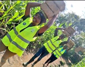 YouthMusanze's tweet photo. @RwandaYouthVol1 muri @MusanzeDistrict Bakomeje gukora Ibikorwa Bihindura Imibereho Myiza y'Abaturage ,Aho Bubaka cyangwa  bagasanira Inzu abatishoboye, Kubaka Uturima twigikoni Gusukura Aho Batuye aho Bagenda ndetse naho bakorera, Gutangira amakuru kugihe,....
#Ntakudohoka https://t.co/x3JXd9RBnx