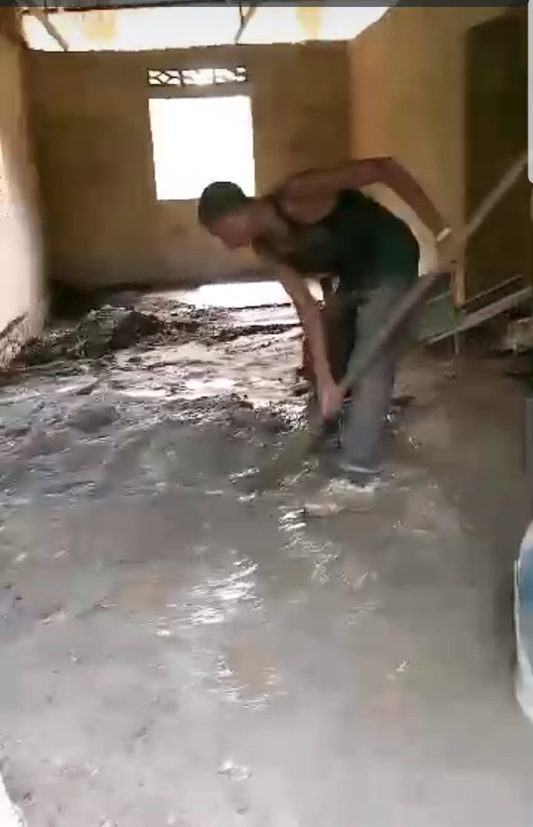 ArmandLofoka's tweet image. Répondant à l&apos;appel du député régulièrement élu, l&apos;honorable Jean-Albert EKUMBAKI, Me Justin BESAKO fait le premier pas avec la construction d&apos;un grand Centre de santé à la cité de Lomame. Un engagement fort pour le développement de Lomela ! 💪🏥 #Lomela #Devpt #Santé #Solidarité