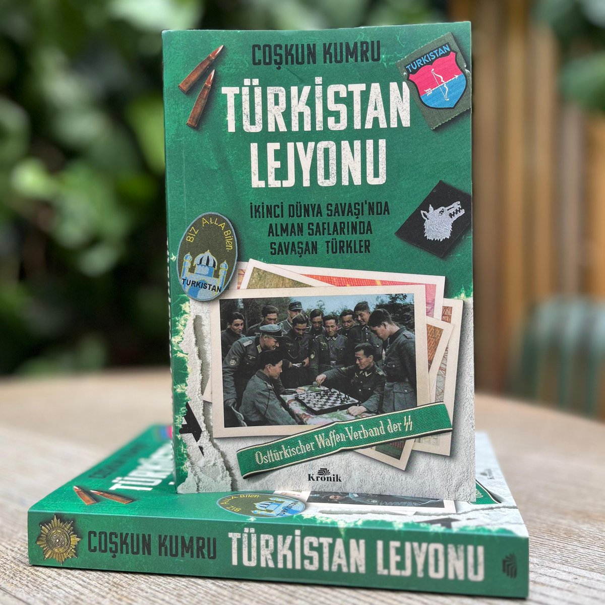 Kronik Kitap (@kronikkitap) on Twitter photo "Alman Savaş Esirleri Başkanlığı’nın 1943’te vermiş olduğu malumata göre savaşın ilk yıllarında çoğu Ukrayna ve Polonya’da bulunan Sovyet Ordusu’ndan 1.700.000’e yakın Türkistanlı, Almanlar tarafından esir alınmıştı."
<a href="/coskunnkumru/">Coşkun Kumru</a>'nun kaleminden
🔗: kronikkitap.com/kitap/turkista… "Alman Savaş Esirleri Başkanlığı’nın 1943’te vermiş olduğu malumata göre savaşın ilk yıllarında çoğu Ukrayna ve Polonya’da bulunan Sovyet Ordusu’ndan 1.700.000’e yakın Türkistanlı, Almanlar tarafından esir alınmıştı."
<a href="/coskunnkumru/">Coşkun Kumru</a>'nun kaleminden
🔗: kronikkitap.com/kitap/turkista…
