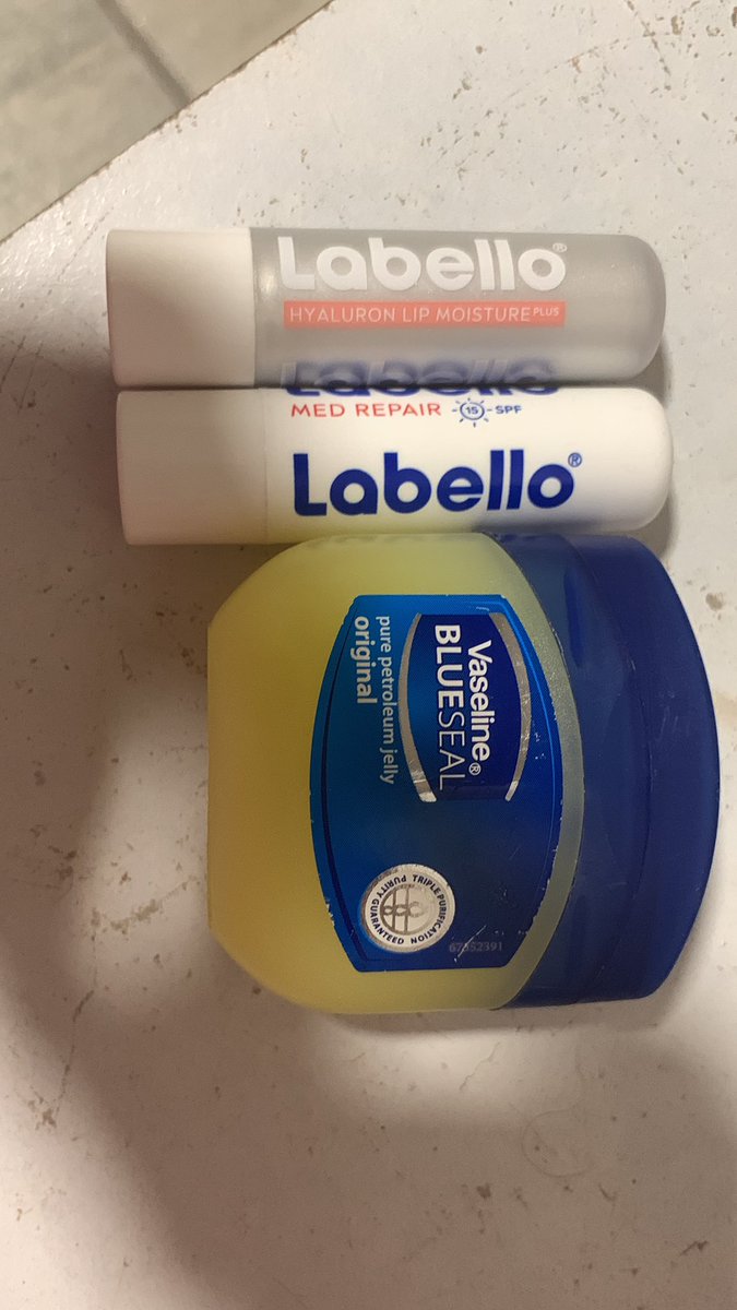 uhhh_nova's tweet photo. @giyadoesnotcook Holy grail (the silver one also makes ur lips more plump bc of the hyaluronic acid :3) https://t.co/uVstTj86So