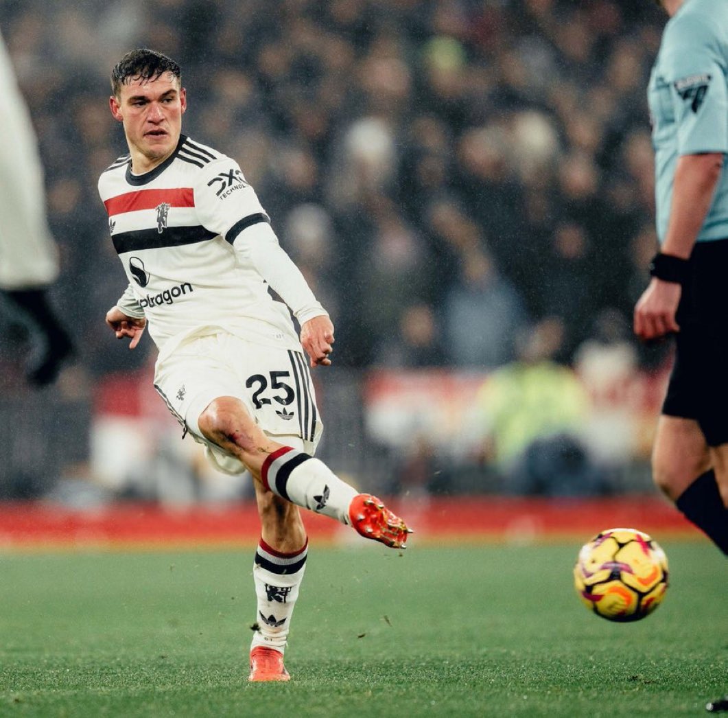 Manuel Ugarte's game vs Liverpool:  

100% aerial duels won 
88% pass accuracy 
35 passes completed
 5 long passes attempted
 5 long passes completed
 5 ball recoveries 
4 tackles won 
3 dribbles 
2 clearances

Brilliant performance..