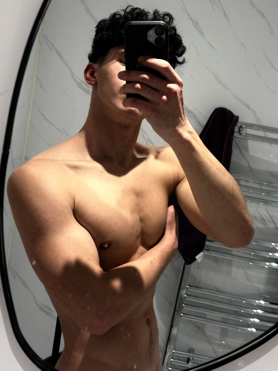 Rt if you’d shower with me🧼