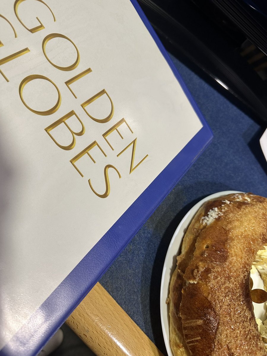 Noche de Reyes y de Globos de Oro. Los intérpretes de Movistar+ ya estamos listos para la primera gala del año. ¡Vamos!/Reyes magos night and Golden Globes night. Movistar+ interpreters are ready for the first show of the year. Let’s go! #goldenglobes #globosdeoro #nochedereyes👑