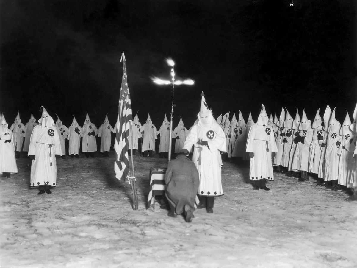 PropositoyVida's tweet photo. El grupo terrorista más antiguo de Estados Unidos llegó a contar con millones de miembros.

Vestían capuchas, quemaban cruces y aterrorizaban a comunidades enteras.

Esta es la impactante historia del Ku Klux Klan: 🧵 https://t.co/JaJvoWUxvu