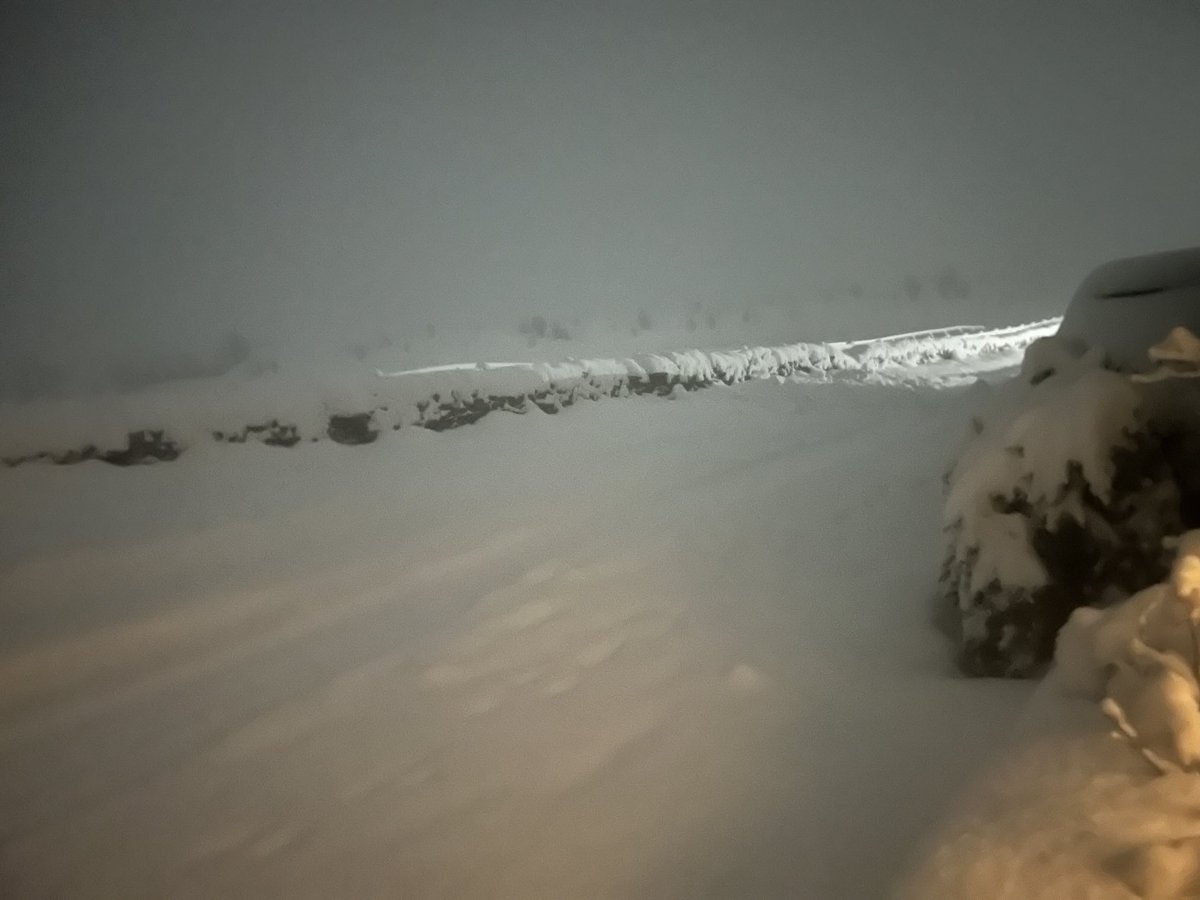 #Penhill tonight , after last nights and persistent snow through the day I think we’ve had 2 foot of snow 🫣. ☃️