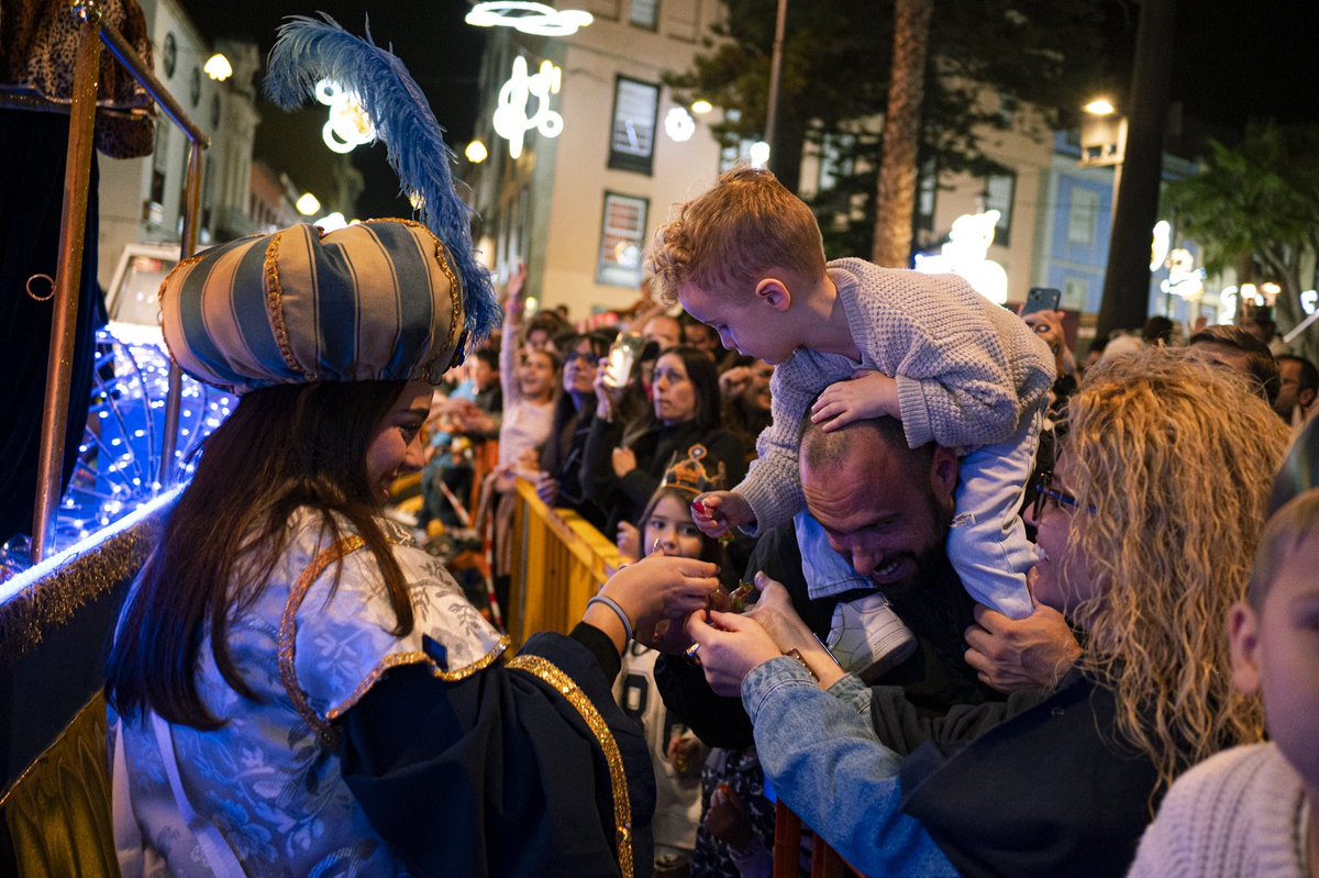 aytolalaguna_es's tweet image. 👑👑👑Unas 35.000 personas participaron hoy en la #Cabalgata de sus majestades los Reyes Magos, según datos de la @policialalaguna , en un recorrido tradicional que hemos recuperado después de más de tres décadas.

¡Feliz noche de Reyes!