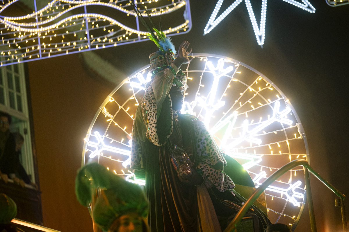 aytolalaguna_es's tweet image. 👑👑👑Unas 35.000 personas participaron hoy en la #Cabalgata de sus majestades los Reyes Magos, según datos de la @policialalaguna , en un recorrido tradicional que hemos recuperado después de más de tres décadas.

¡Feliz noche de Reyes!