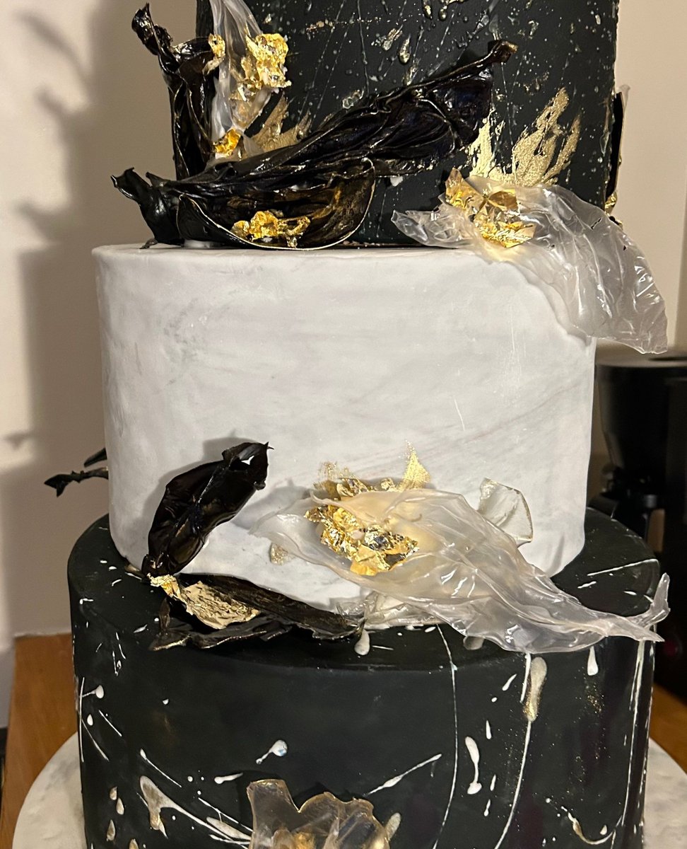 Dames Jessie Riley and Kathryn Gordon collaborated on making this beautiful wedding cake for a family members wedding recently! It was a vanilla and Italian cookies and cream cake with meringue buttercream, how delightful!⁠

#lesdamesny