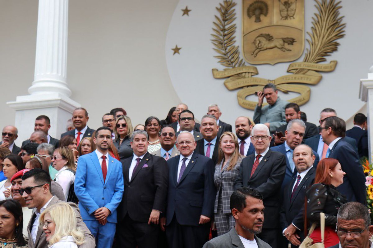 adbernabe's tweet photo. Acompañado de la @FraccionAD como todos los #5Ene, presentes en la Sesión de Instalación de la Junta Directiva de la Asamblea Nacional de la República Bolivariana de Venezuela para el periodo de sesiones ordinarias 2025-2026; de conformidad con lo consagrado en el artículo 194 de la Constitución. 

#AcciónDemocrática es un partido consecuente con el pueblo venezolano, no abandonamos los espacios y nos mantenemos en pie de lucha, haciéndole frente al gobierno de Maduro y a la ultraderecha irresponsable que desde afuera quiere embochinchar al país. 

Compañeros, sigamos trabajando por la paz, la libertad y el progreso de Venezuela, las nuevas generaciones merecen un futuro con grandeza. No caigamos en la guachafita de unos que quieren seguir viviendo en las comodidades de un exilio dorado.  

#ManosALaObra 🙌🏻🏳️