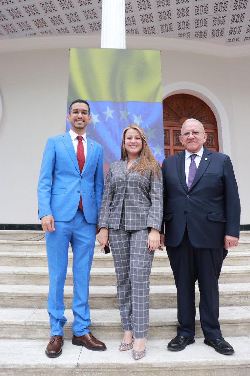 Acompañado de la <a href="/FraccionAD/">Fracción Parlamentaria AD</a> como todos los #5Ene, presentes en la Sesión de Instalación de la Junta Directiva de la Asamblea Nacional de la República Bolivariana de Venezuela para el periodo de sesiones ordinarias 2025-2026; de conformidad con lo consagrado en el artículo 194 de