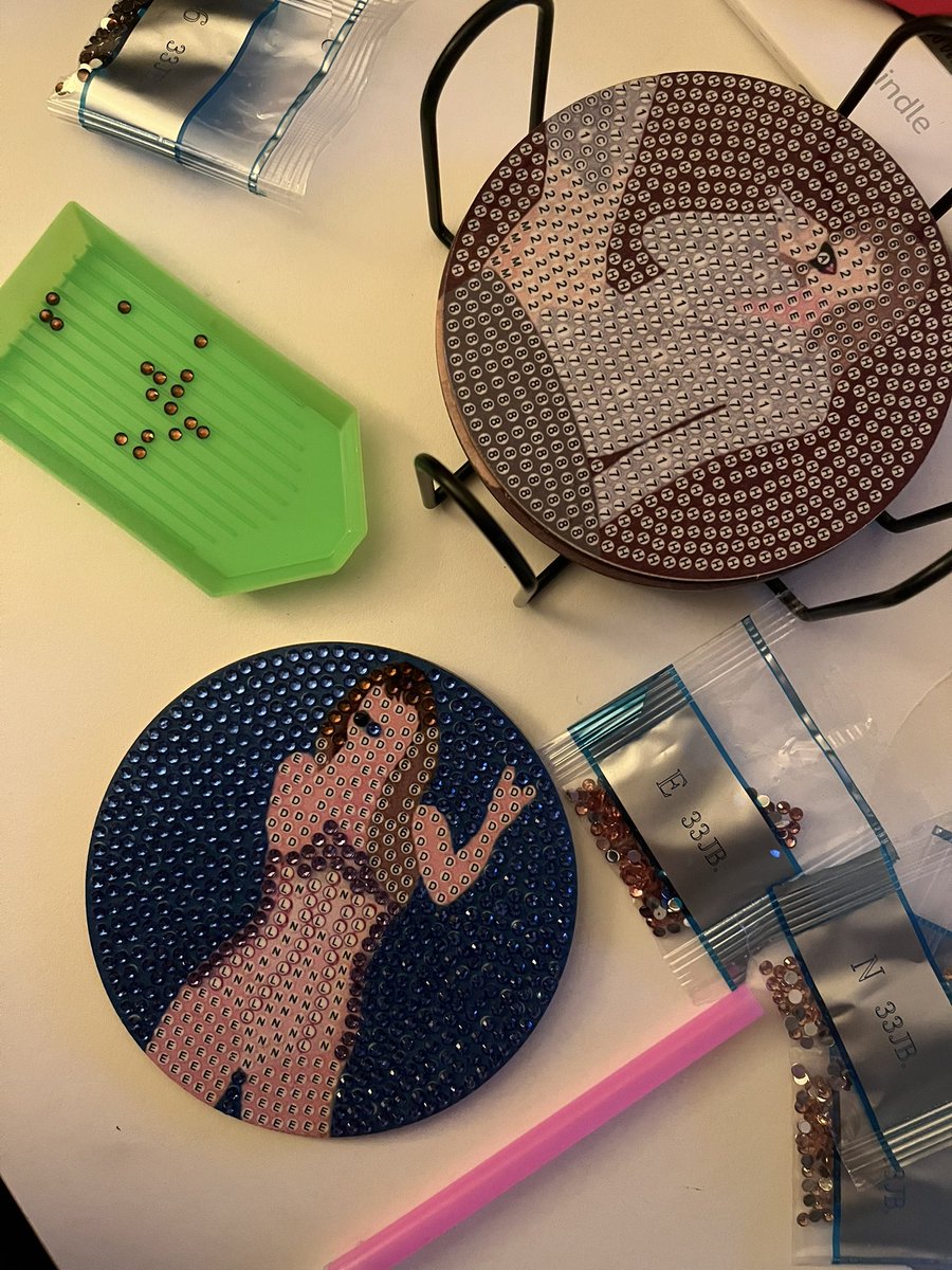 QueenTayWeTrust's tweet photo. Never tried diamond painting before, but I’m loving this Christmas present! 🤩 https://t.co/MTvWkx8WOz