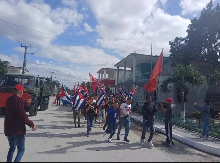 Rolando21013822's tweet photo. Ya está en Jatibonico provincia Sancti Spíritus la Caravana de la Libertad,  son resividos en el Monumento a  "Antonio Darío López ".
#66AñosDeRevolución
#SanctiSpíritusEnMarcha
#Taguasco 
@DeivyPrezMartn1 @DiazCanelB @DrRobertoMOjeda @AlexisLorente74 @PartidoPCC https://t.co/xH6e3psumM