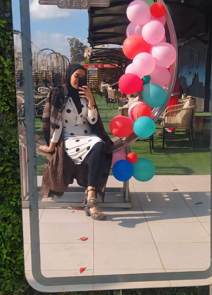 عيونها ورموشها ، بيهن كُل مَعانِي الجمال  .