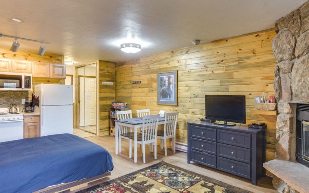 StayWinterPrkCO's tweet photo. Spotlighting one of our Granby Ranch units! ✨ This unit is a cozy, pet-friendly studio with mountain views, modern finishes, hardwood floors, and a dining nook for four—your perfect retreat awaits! 

#staygranbyranch
#colorado
#mountains
#familyfriendly
#vacation
#grandcounty https://t.co/JZ36jlPiGl