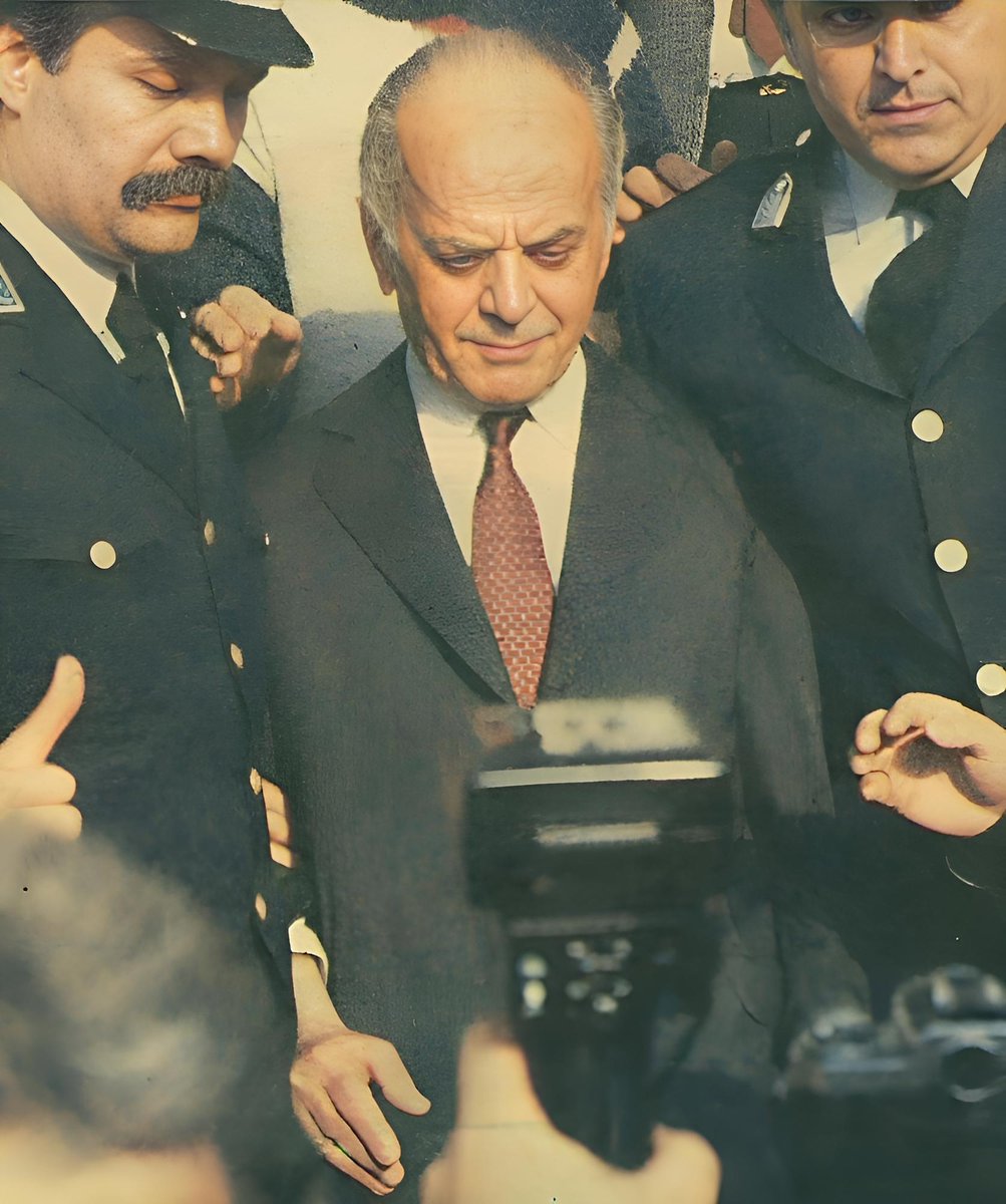 wwwmolwnlavecom's tweet image. Ο Γεώργιος Παπαδόπουλος, σε προχωρημένη ηλικία, παρέμεινε στην Ελλάδα ως φυλακισμένος, συνοδευόμενος από αστυνομικούς. Παρά τις προτάσεις για χάρη από τους πολιτικούς της μεταπολίτευσης, αρνήθηκε να την αποδεχτεί, επιλέγοντας να παραμείνει πιστός στις αποφάσεις του και να ζήσει…
