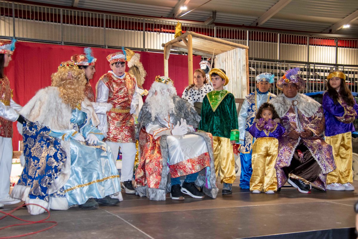📸 LOS REYES LLEGAN A MARCHAMALO PROTEGIDOS DE LA LLUVIA EN LA CUBIERTA DEL FERIAL 

Sus Majestades han podido ser recibidos por los niños y niñas protegidos de la lluvia bajo la Cubierta del Ferial, donde las familias esperaron con roscón y chocolate.
👇

facebook.com/AytoMarchamalo…