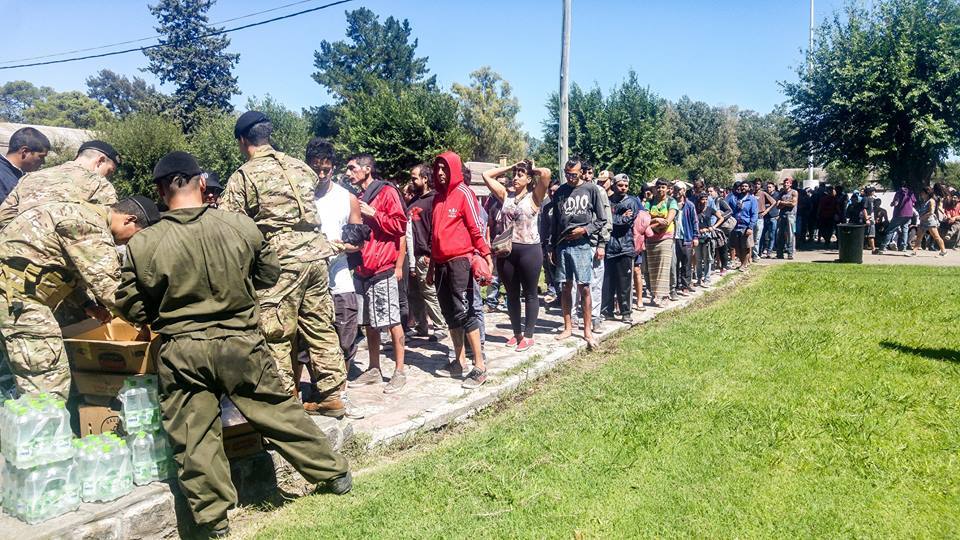 Lo de Milky Dolly me hizo acordar a los fans del Indio Solari que cantaban "el que no salta es militar" y fueron los propios soldados los que les dieron la merienda y los sacaron de ahí mientras el Indio miraba todo desde NY