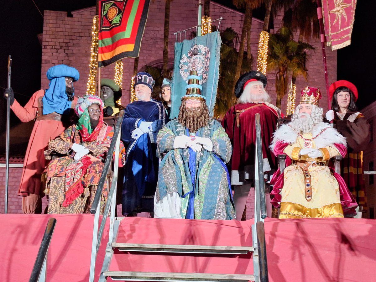 👑🌟 El Reis de l'Orient han fet arribar els seus millors desitjos a tots els gironins i gironines des de la plaça de l’U d’Octubre de 2017. 

Bona nit de Reis a tothom! Esperem que aneu a dormir ben aviat i que us lleveu amb molta il·lusió.