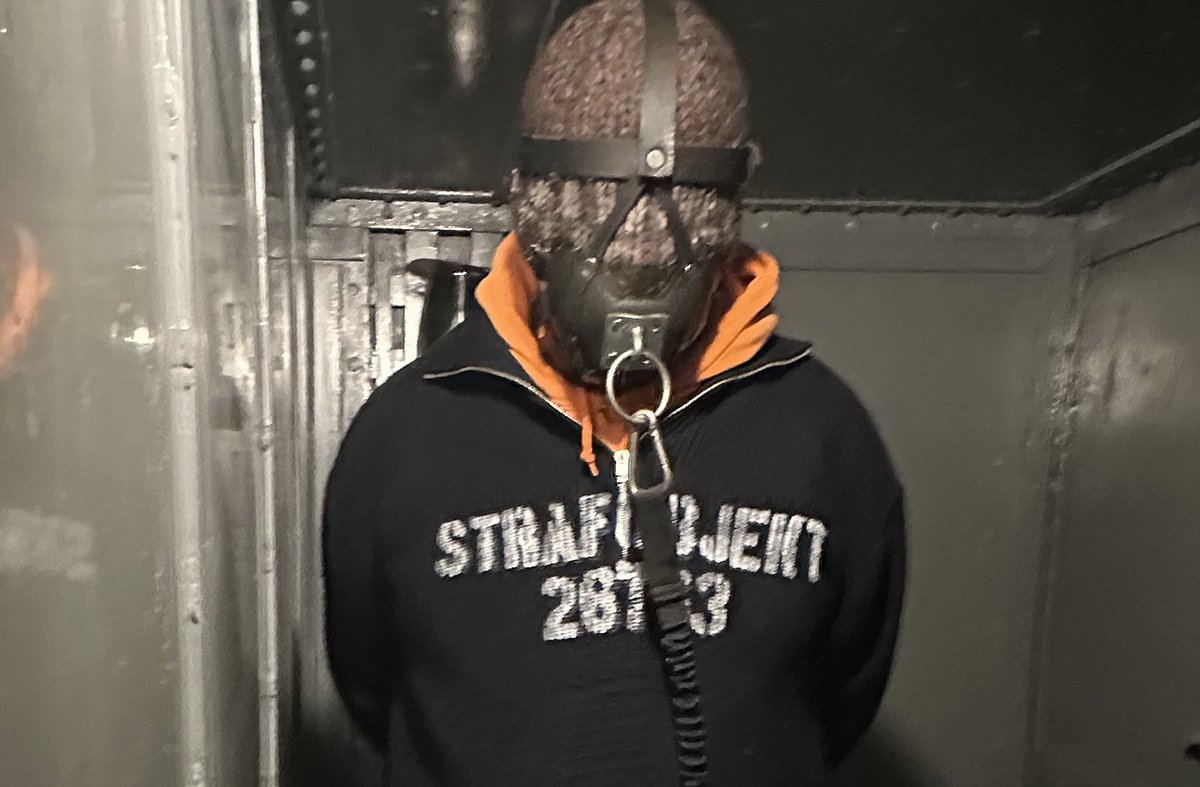 muzzle with strong hook at the front seems to be helpful to hold strafobjekt 26763 under control ...