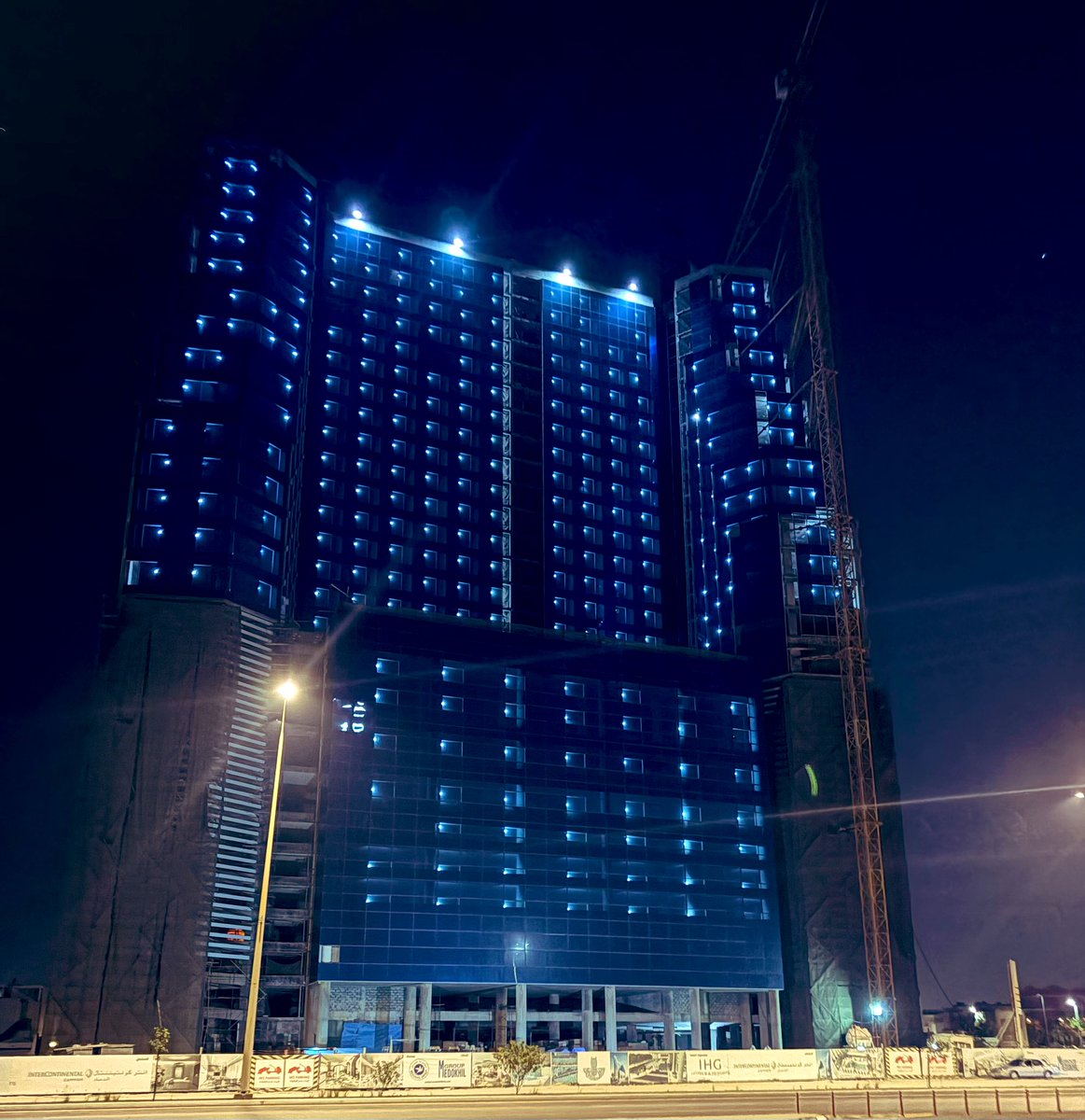 OmanaaOrg's tweet photo. اكتمال أعمال الإنارةً المؤقتةً لواجهات مشروع فندق  أنتركونتننتال #الدمام على طريق الملك عبدالله ( الواجهة البحرية ) أعلى برج فندقي في #الشرقية. https://t.co/cihwaHXtf7