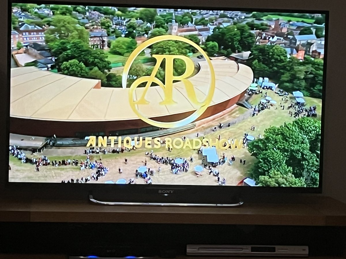 mike_parkes's tweet photo. Now the all festivities are well and truly done, normality has returned to Sunday nights in Dorset Avenue #roastbeef #pinotnoir #AntiquesRoadshow https://t.co/x2BFPKjNJx