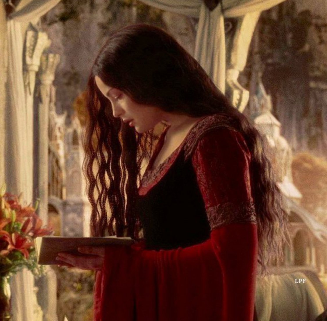 tolkienzone's tweet photo. liv tyler in ‘the lord of the rings: the return of the king’ (2003) https://t.co/rshziq9tzP