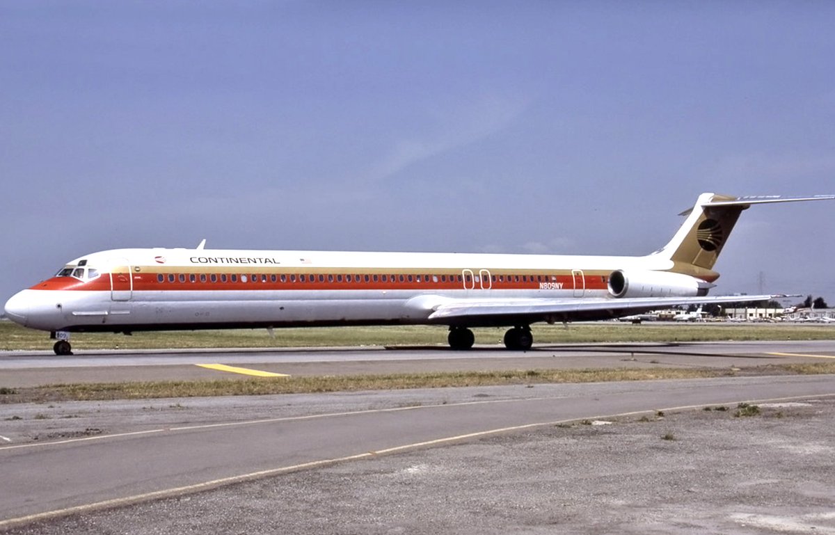flycontinental1's tweet image. Such an elegant airplane. #airport #avgeek #avgeeks #travel #ContinentalAirlines #airplane #MD80 #DC9