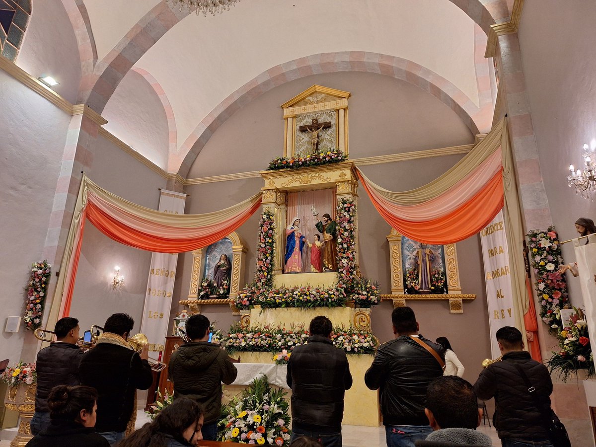 NewsSanmiguel's tweet image. #FESTIVIDAD🔴La fiesta patronal en la Parroquia de "La Sagrada Familia" de San Miguel de Allende. Gto., en la colonia Santa Julia está por concluir y para el cierre de las fiestas se presentará la agrupación #Realidad Norteña.
🔴Ayer se presentaron Los #Plebes de Gto, que 🧵