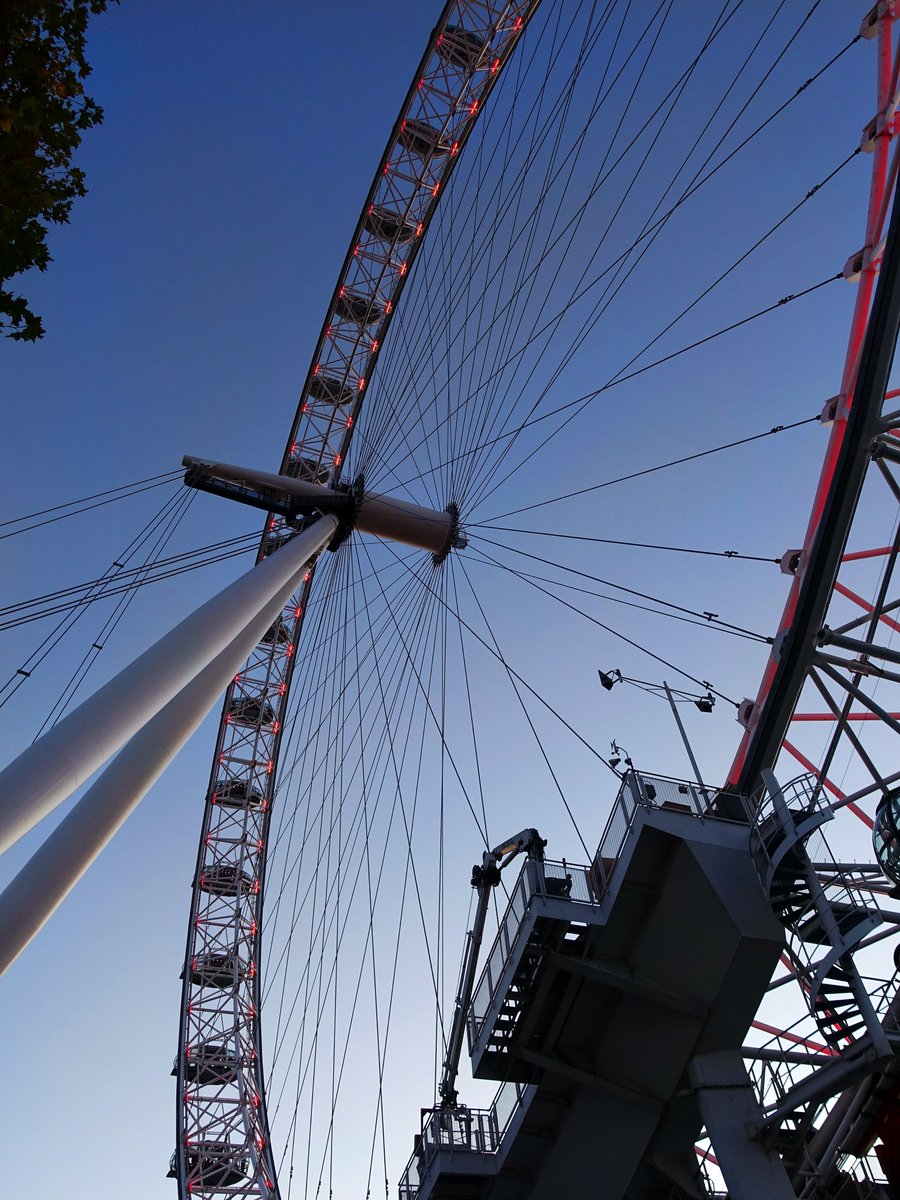Ipaintatnight's tweet photo. My final #AlphabetChallenge #WeekAforAngles
The London Eye. The two supports of the hub of the wheel lean out over the River Thames at an angle of 65ยฐ from the horizontal. https://t.co/H3pylQPzAx