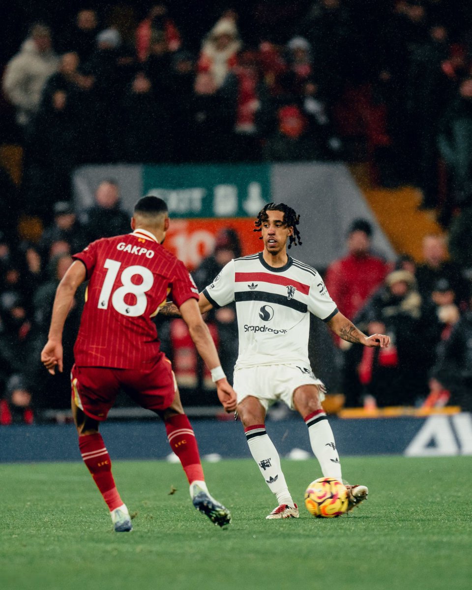 Que central del carajo es Leny Yoro [19]. Altura, marca, salida limpia y mucho margen de mejora

Debe ser titular junto a Maguire y Lisandro