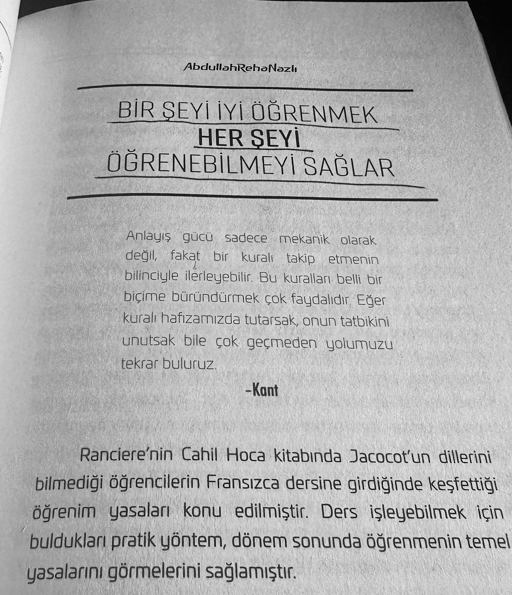 Tam bir delilik hikayesi. Öğrendiğimde ufkum baya genişlemişti. Jacotot diye bir hocamız var. Napolyon’un devrilmesinden sonra Hollanda’da sürgüne gönderilmiş ve orada bir üniversitede ders vermeye başlamış.