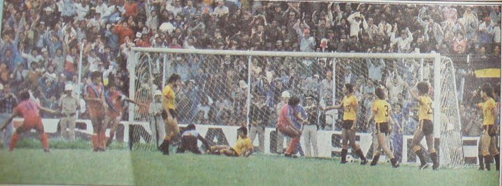 AntonioUbilla1's tweet photo. 5 enero 1983, estadio Bellavista, Ambato, 3er partido final, definitorio en cancha neutral, El Nacional 3 (Fernando Baldeón(2) José Voltaire Villafuerte) Barcelona 0, 
El Nacional campeón ecuatoriano 1982, trunca la posibilidad de ser tri campeón a Barcelona, e inicia el primer año de su segundo tri campeonato.
Los técnicos de ambos equipos , Ernesto Guerra de El Nacional y Pablo Ansaldo de Barcelona fueron otra vez grandes protagonistas, antes Guerra había anotado a Ansaldo el primer gol en la historia de los campeonatos nacionales en noviembre 1957, y después en octubre 1960 Ansaldo detiene el primer penal en la historia de los torneos nacionales ante la ejecución del mismo Guerra, en ambos casos, en 1957 y 1960 como delantero de Deportivo Quito y como arquero de Barcelona.    #HistoriaCampeonatosEcuatorianos