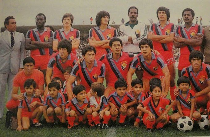 AntonioUbilla1's tweet photo. 5 enero 1983, estadio Bellavista, Ambato, 3er partido final, definitorio en cancha neutral, El Nacional 3 (Fernando Baldeón(2) José Voltaire Villafuerte) Barcelona 0, 
El Nacional campeón ecuatoriano 1982, trunca la posibilidad de ser tri campeón a Barcelona, e inicia el primer año de su segundo tri campeonato.
Los técnicos de ambos equipos , Ernesto Guerra de El Nacional y Pablo Ansaldo de Barcelona fueron otra vez grandes protagonistas, antes Guerra había anotado a Ansaldo el primer gol en la historia de los campeonatos nacionales en noviembre 1957, y después en octubre 1960 Ansaldo detiene el primer penal en la historia de los torneos nacionales ante la ejecución del mismo Guerra, en ambos casos, en 1957 y 1960 como delantero de Deportivo Quito y como arquero de Barcelona.    #HistoriaCampeonatosEcuatorianos