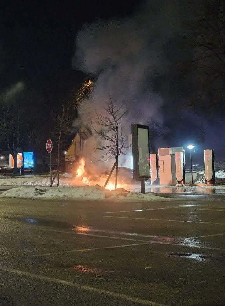 UlricDabe's tweet image. 19h35 Pontarlier's Supercharger temporarily closed, a Tesla caught fire on the charging station!
Firefighters are on site
#pontarlier #sucpontarlier

facebook.com/share/p/1JxDGQ…