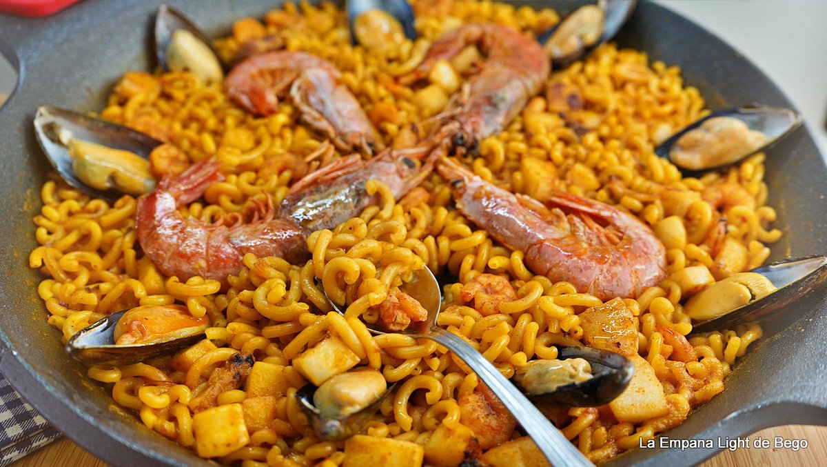 Fideuá  de Marisco exprés. En 20 minutos tenemos una fideua deliciosa con pocos  ingredientes y muy sabrosa. Puedes ver todos los truquis y la receta  paso a paso en nuestro Canal de YouTube 📷youtu.be/JNs9R4Zk36A
#recetasfaciles #fideua
#marisco