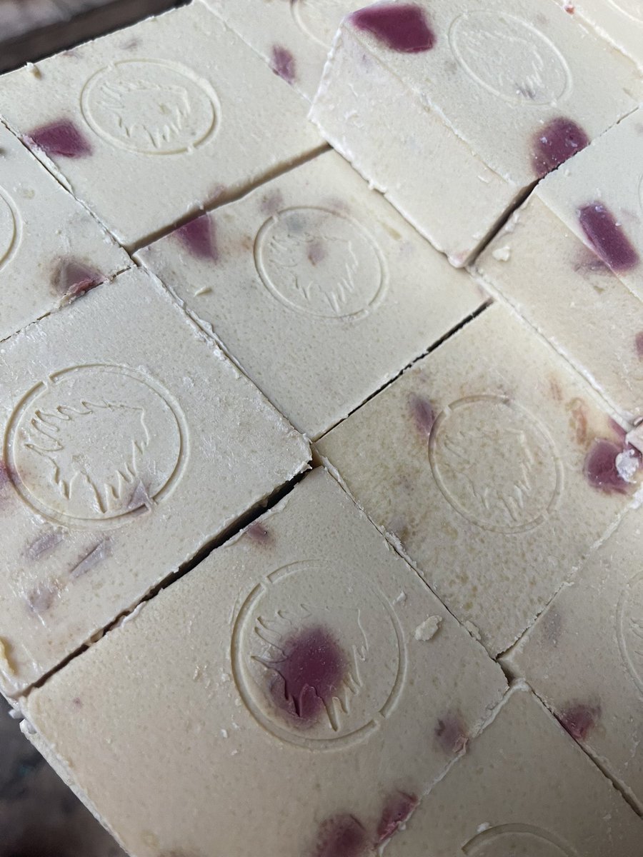soap_tripoli's tweet photo. ✨ صابونة الفراولة، الياسمين، والورد ✨

تجربة فريدة تجمع بين نعومة العناية بالبشرة وسحر الروائح الطبيعية. مصنوعة بحب، مزينة بختم شجرة الأرز رمز فخرنا بلبنان.

دللوا حواسكم ودعموا الصناعة الحرفية اللبنانية. اطلبوها الآن! ���🇱🇧

#صابون #لبنان #شجرة_الأرز #صناعة_حرفية #عناية_بالبشرة https://t.co/5b7srij2Vc